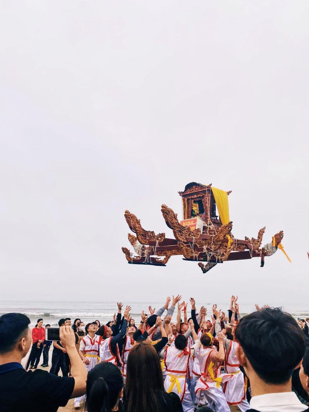 The Ritual of Tossing the Palanquins in the Cờn Shrine Festival