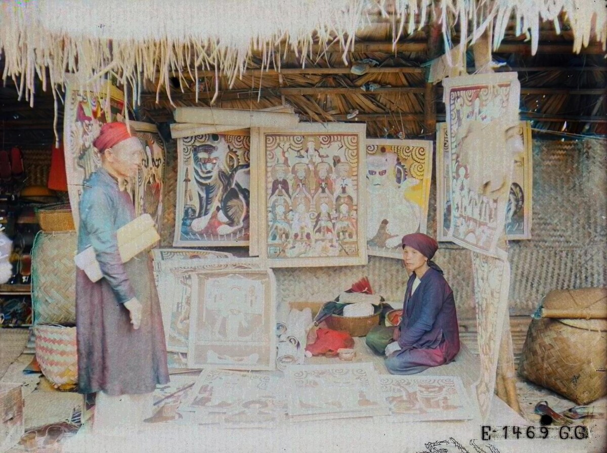 Photograph of a Traditional Folk Painting Vendor at Dầy Palace in 1920